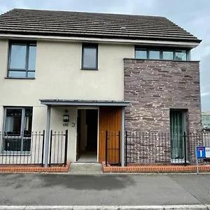 In Cardiff. Sleeps 6 Holiday home Cardiff
